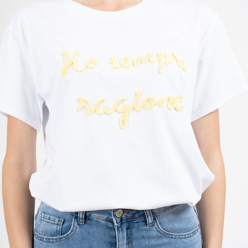 modella indossando T-shirt con scritta ricamata “Ho sempre ragione” in cotone elasticizzato Made in Italy colore Bianco-Gialla Unica