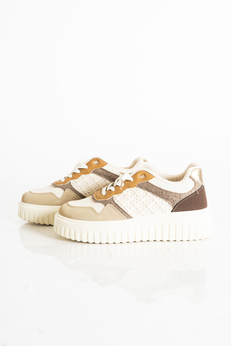 modella indossando Sneakers platform multicolor marrone con suola alta colore