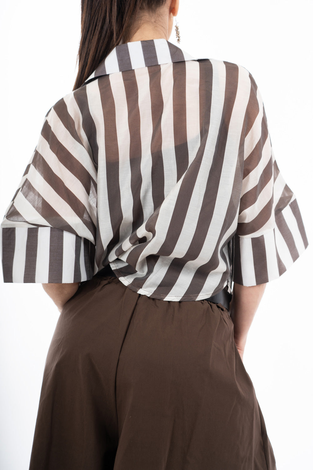 modella indossando Camicia corta a righe in tela velata misto tencel con manica ampia colore