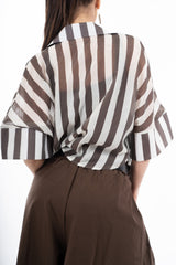 modella indossando Camicia corta a righe in tela velata misto tencel con manica ampia colore