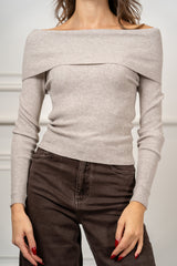 modella indossando Maglia Liora scollo Bardot colore