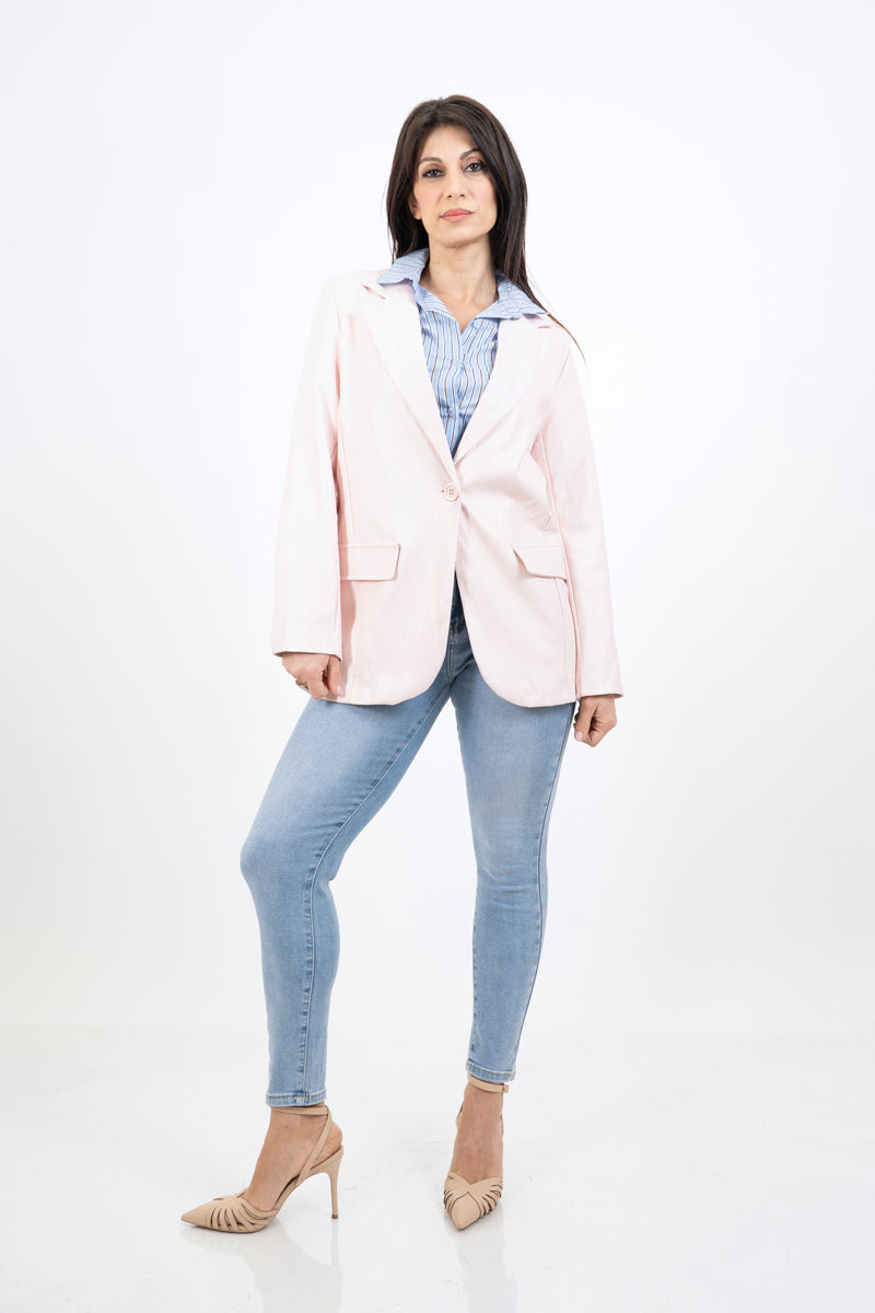 modella indossando Giacca ecopelle morbida con spalline e bottone colore