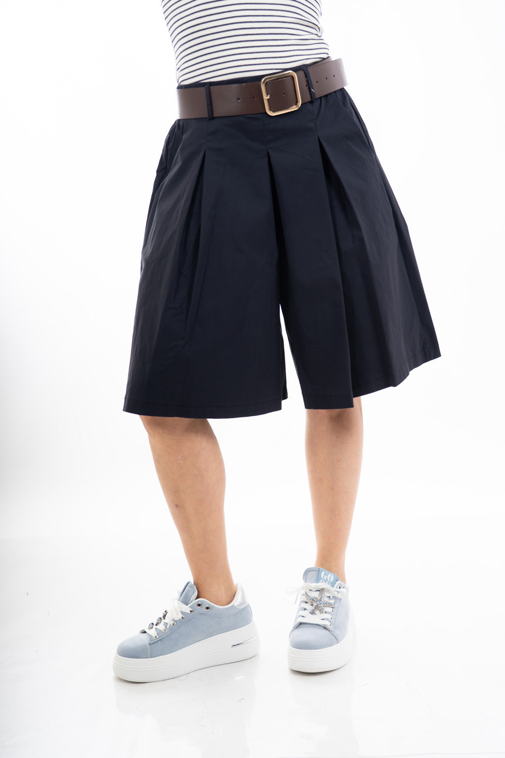 modella indossando Bermuda ampio con pinces in tela morbida elasticizzata e cintura colore Blu Unica