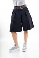 modella indossando Bermuda ampio con pinces in tela morbida elasticizzata e cintura colore Blu Unica