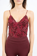 modella indossando Body bustier in microrete con paillettes colore BORDEAUX Unica