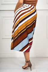 modella indossando Gonna Midi Portafoglio Fantasia Righe Tramonto Made in Italy colore