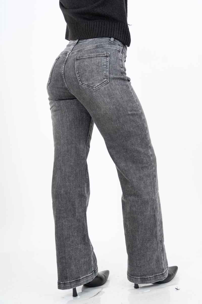 modella indossando Jeans dritto vita alta effetto used in denim elasticizzato colore