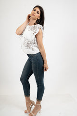 Blusa ricamata in tencel con spalle ad aletta e fondo balloon.