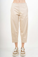 modella indossando Pantalone cropped in tessuto effetto dainetto elasticizzato colore