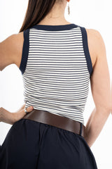 modella indossando Top a righe in cotone elasticizzato a costine con scollo a V colore