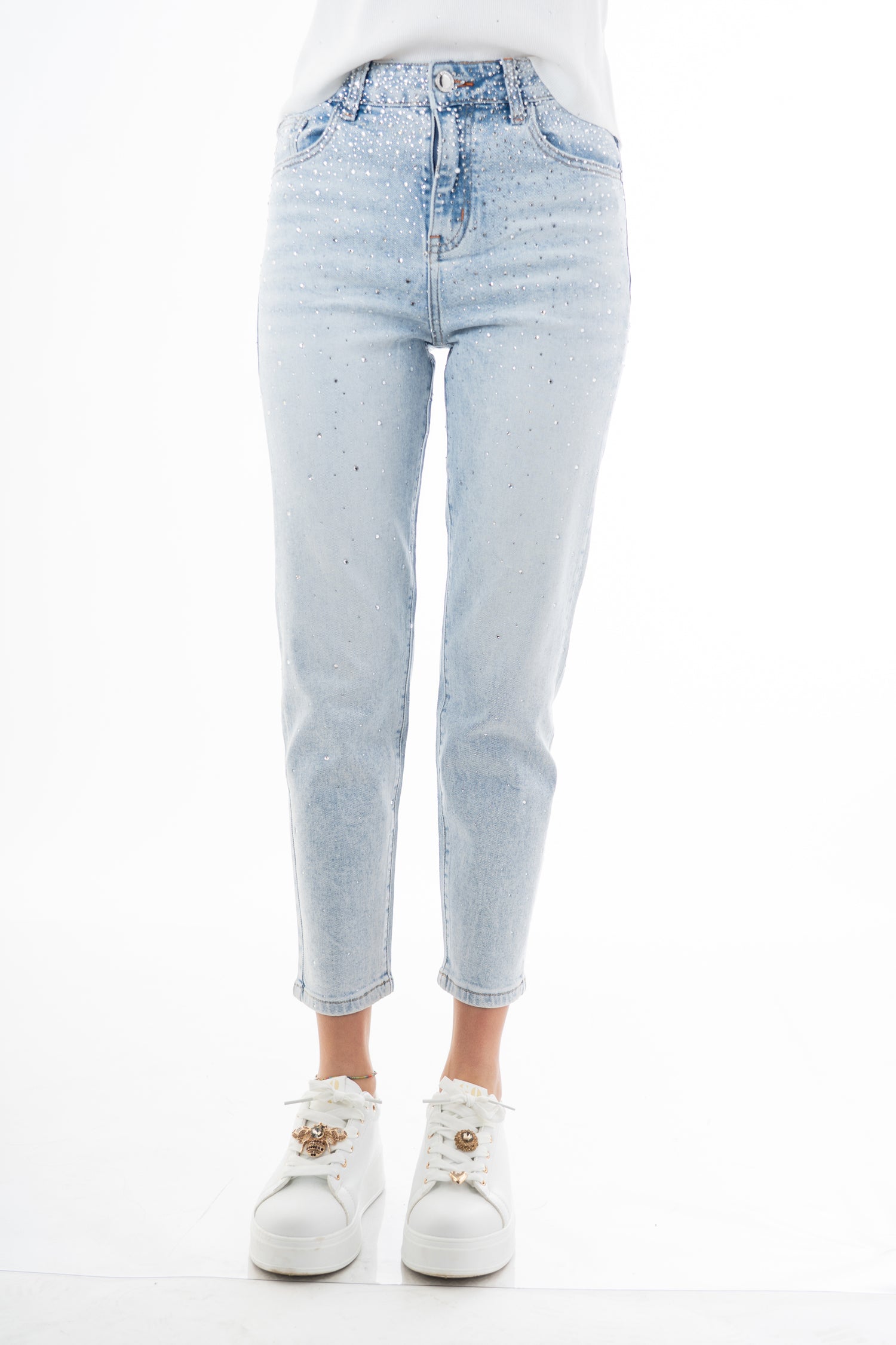 modella indossando Jeans vita alta gamba dritta con strass degradé in denim elasticizzato colore Denim Medio
