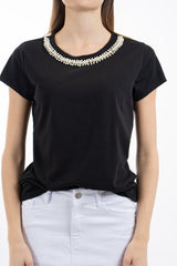 modella indossando T-shirt con colletto perle gioiello in cotone elasticizzato colore Nero Unica