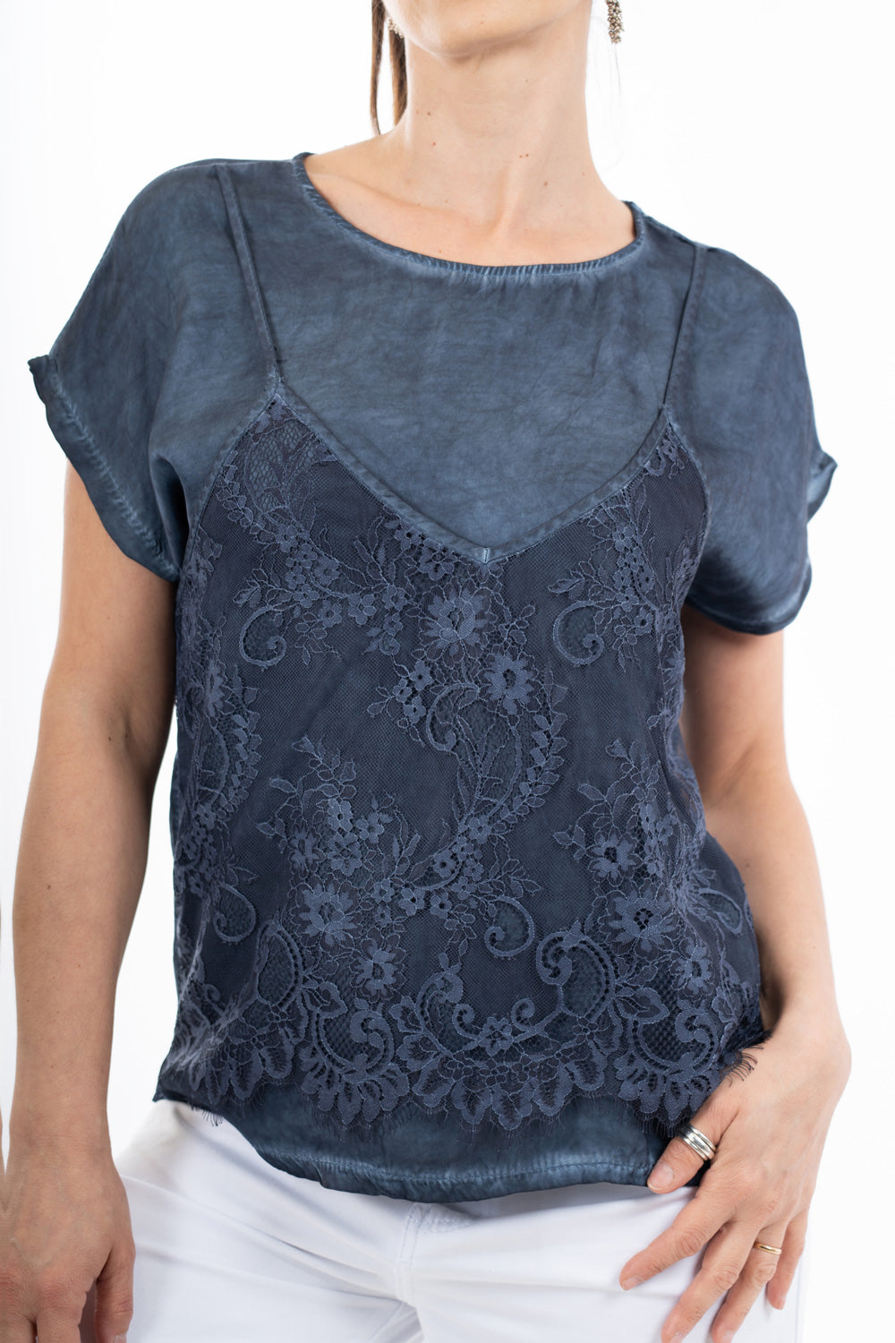 modella indossando Maglia in viscosa effetto doppio strato con top in pizzo colore Blu Unica