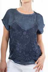 modella indossando Maglia in viscosa effetto doppio strato con top in pizzo colore Blu Unica