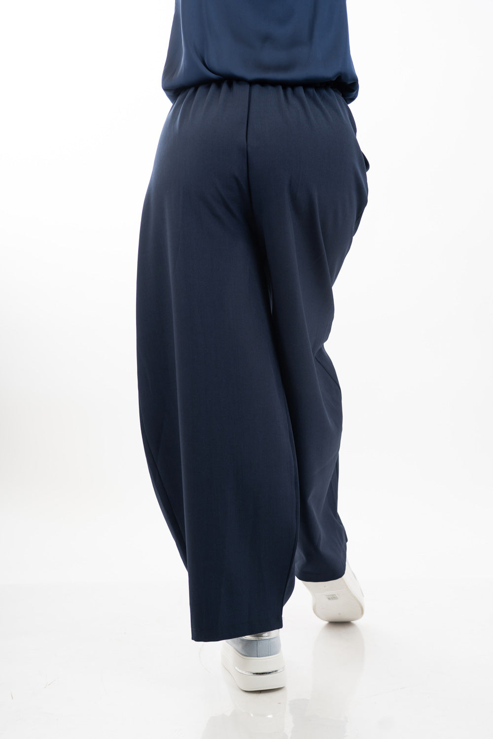 modella indossando Pantalone balloon in poliviscosa con pinces colore