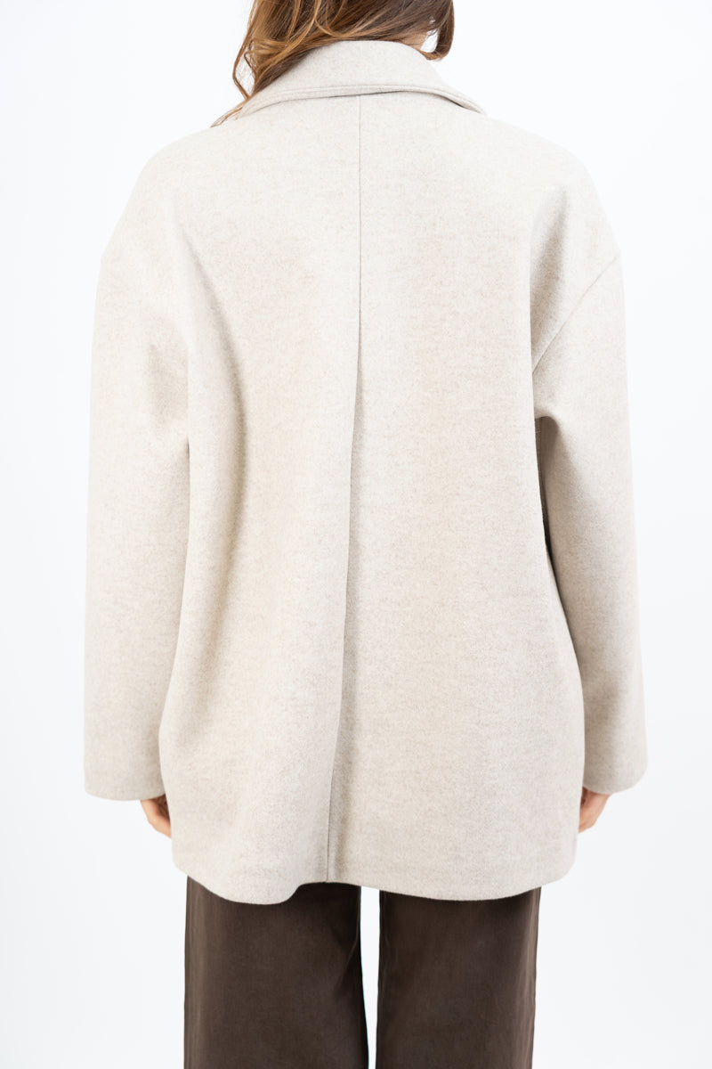 modella indossando Cappotto corto doppiopetto in panno morbido colore