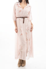 modella indossando Abito camicia lungo rigato con stampa floreale in georgette con cintura colore Beige-Rosa Unica