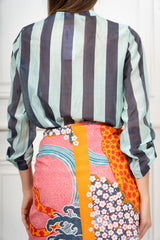 modella indossando Camicia Collo Coreana in Tencel a Righe Multicolor colore