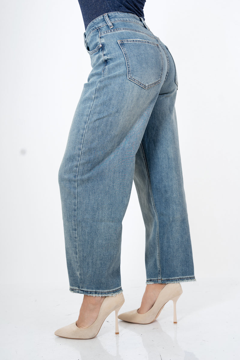 modella indossando Jeans mom fit a vita alta con fondo sfrangiato colore