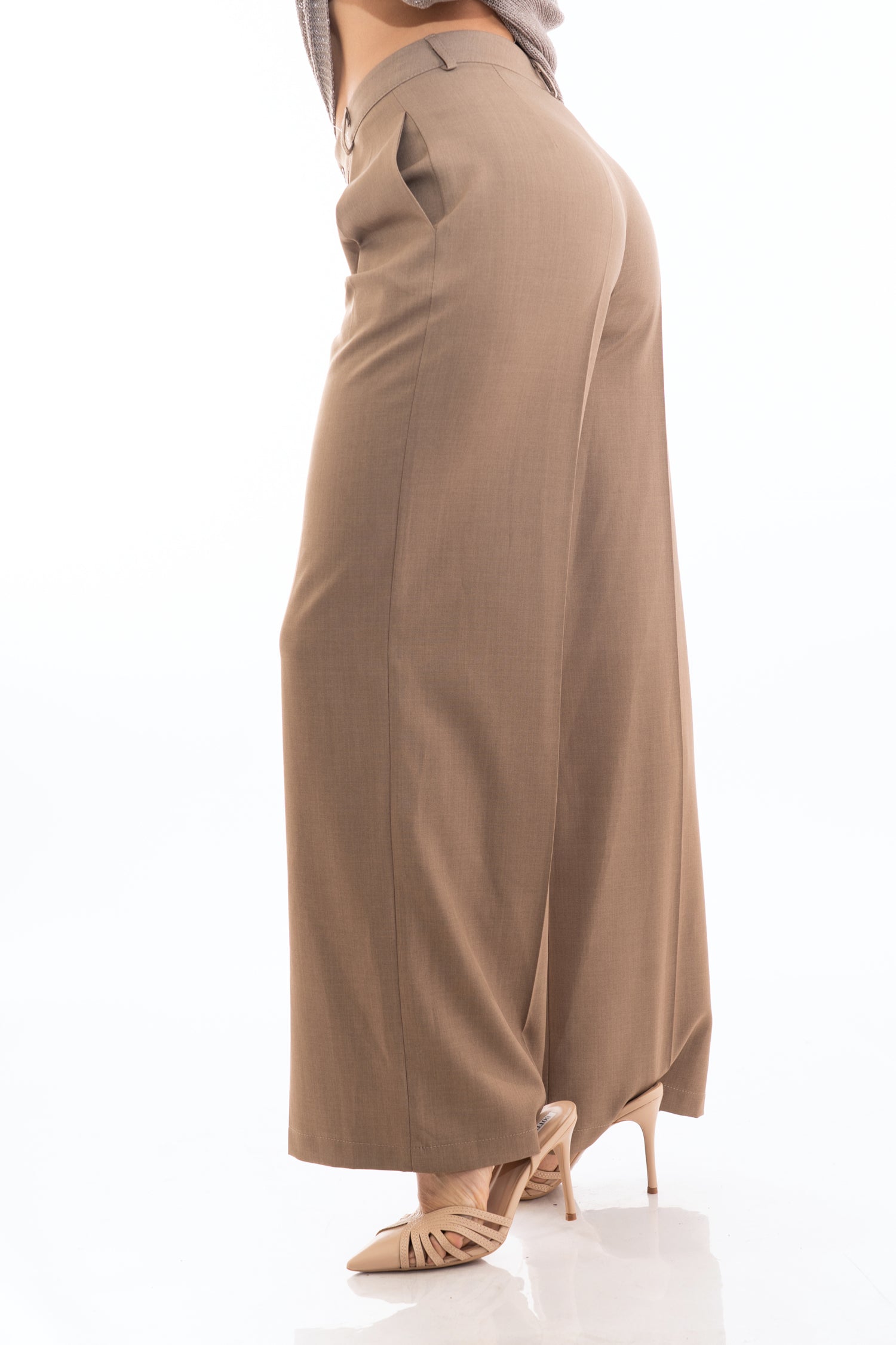modella indossando Pantalone palazzo donna in tela fluida mélange fango con tasche a scomparsa colore