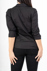 modella indossando Camicia avvitata in cotone elasticizzato nera colore