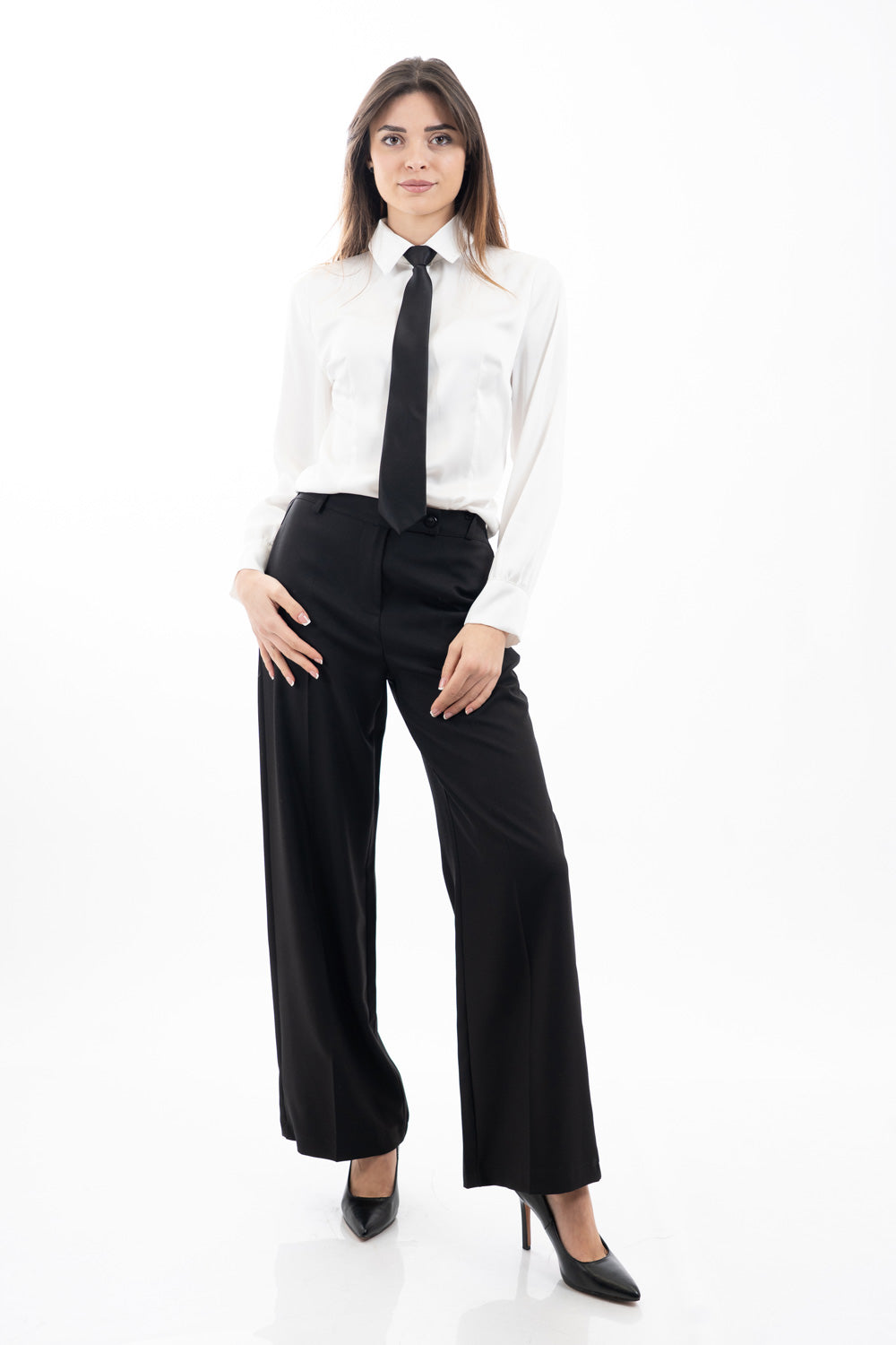 modella indossando Pantalone palazzo nero con elastico sul retro e tasche laterali a scomparsa colore
