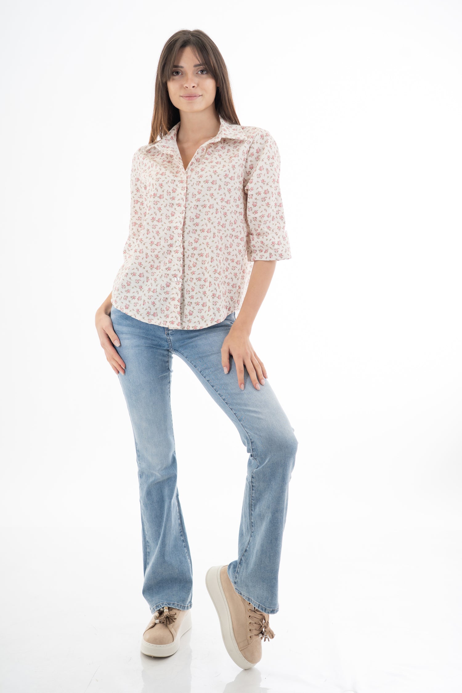 modella indossando Camicia in cotone 100% fantasia floreale provenzale con manica al gomito colore