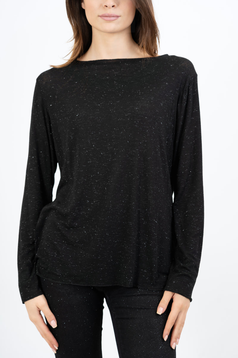 modella indossando Maglia over con scollo ampio in viscosa e cashmere con filo laminato colore