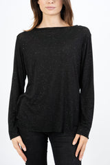 modella indossando Maglia over con scollo ampio in viscosa e cashmere con filo laminato colore