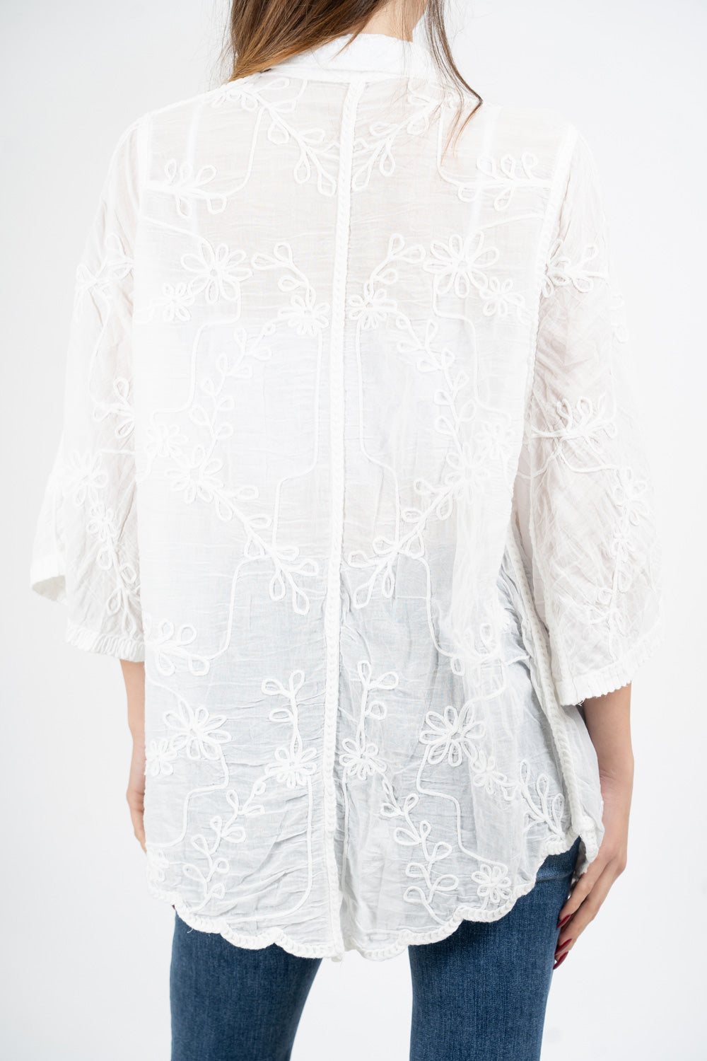Camicia ricamata in cotone con manica a campana e dettagli crochet.
