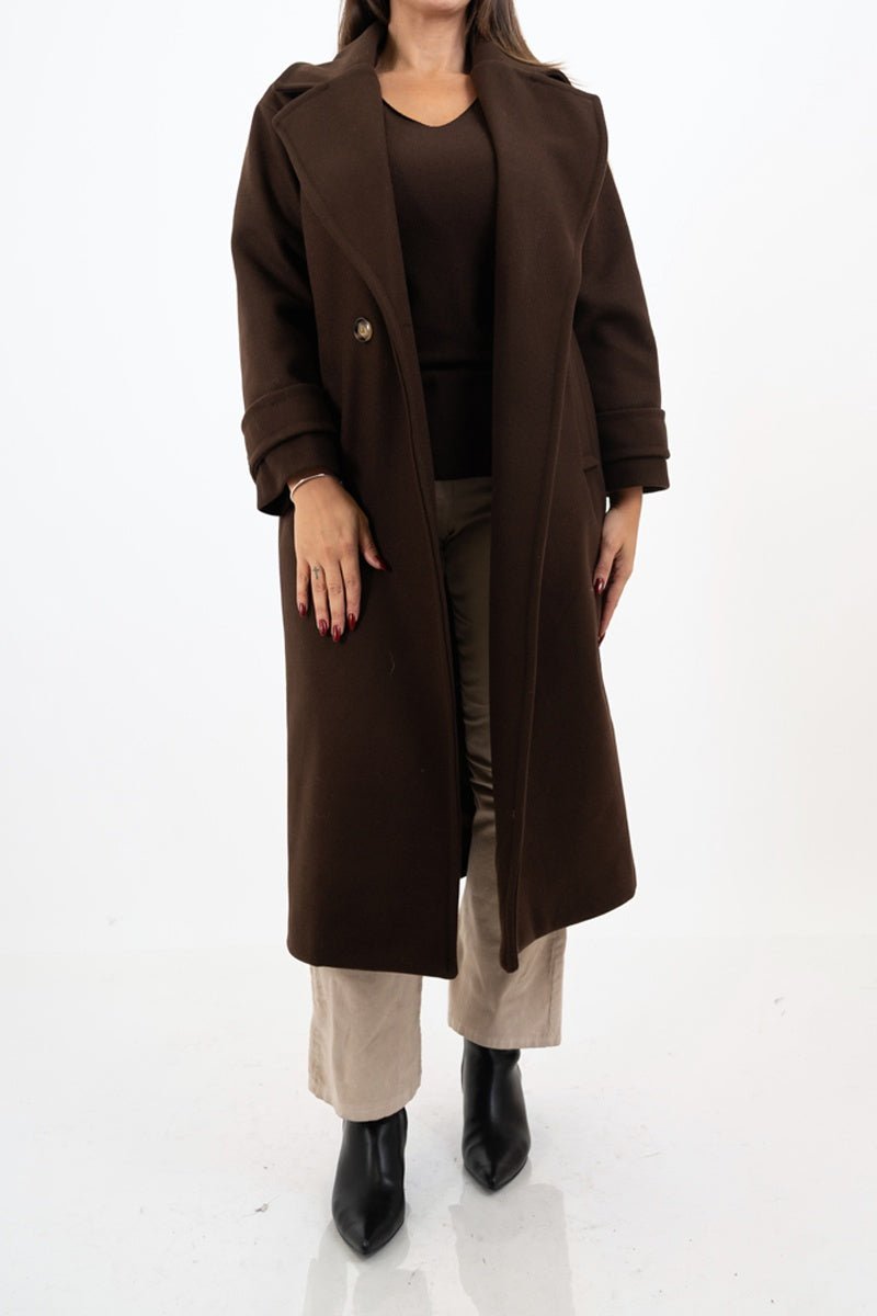 modella indossando Cappotto lungo in panno doppio petto con martingala ai polsi colore