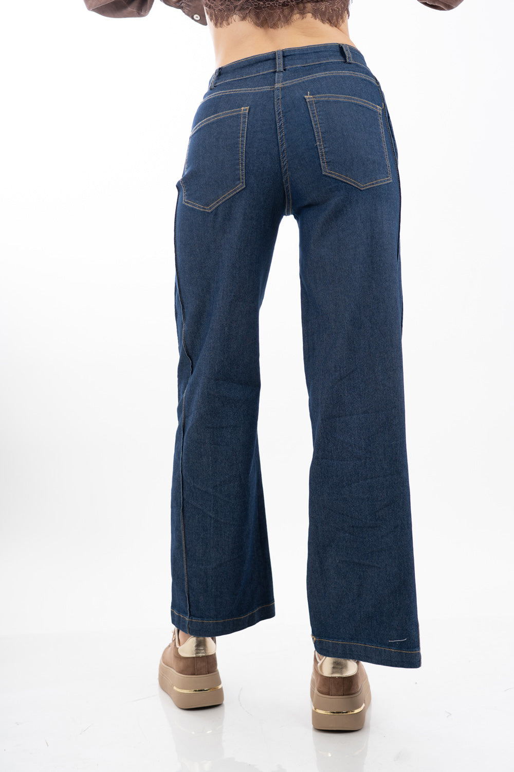 modella indossando Jeans gamba ampia dritta in denim leggero elasticizzato con cuciture frontali colore