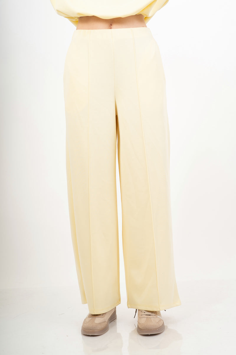modella indossando Pantalone palazzo in felpa elasticizzata con nervio centrale colore Giallo Unica