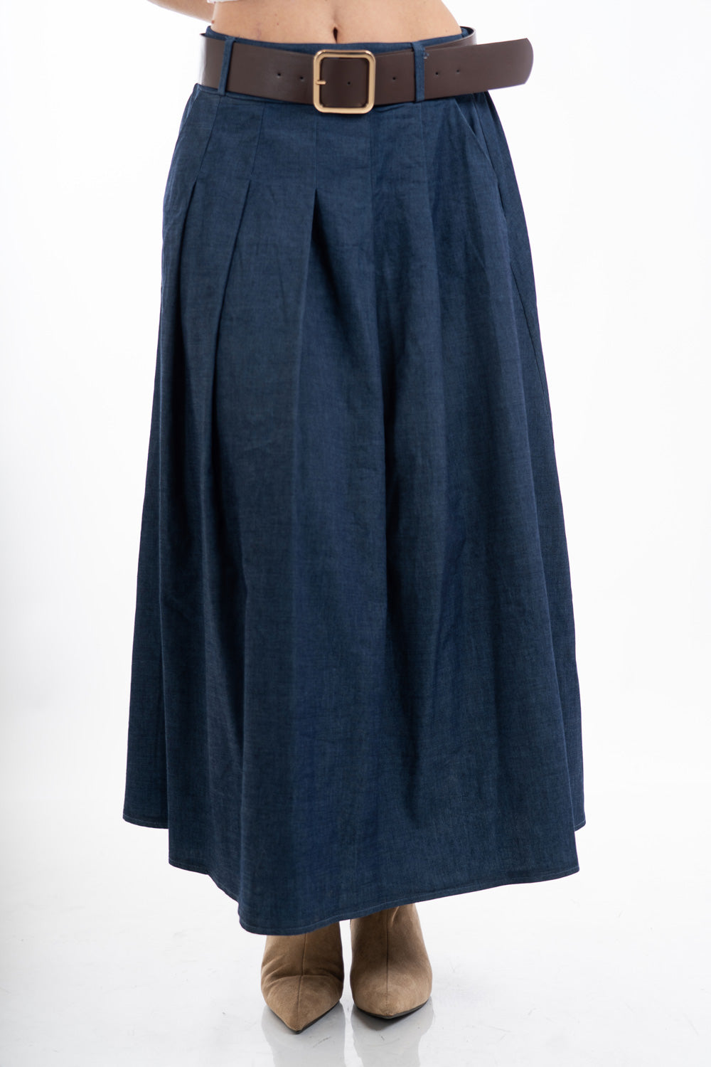modella indossando Gonna midi in jeans leggero con pieghe e cintura colore Denim Scuro Unica