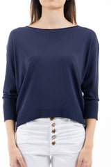 modella indossando Maglia ampia corta davanti e più lunga dietro in filato leggero colore