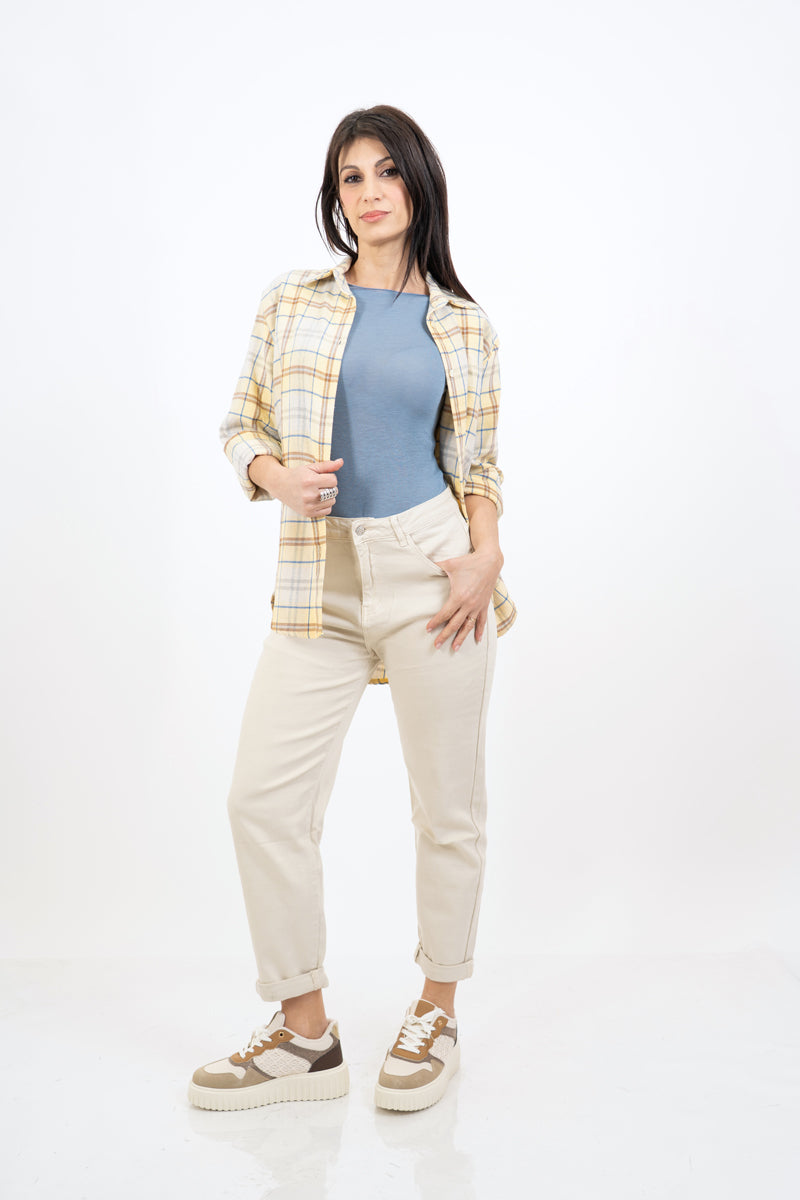 modella indossando Jeans dritto color crema elasticizzato colore