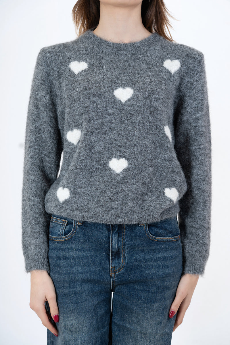 modella indossando Maglia morbida con cuori jacquard in filato mohair colore Grigio-Bianco Unica