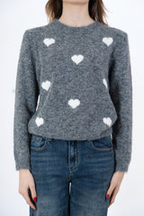 modella indossando Maglia morbida con cuori jacquard in filato mohair colore Grigio-Bianco Unica
