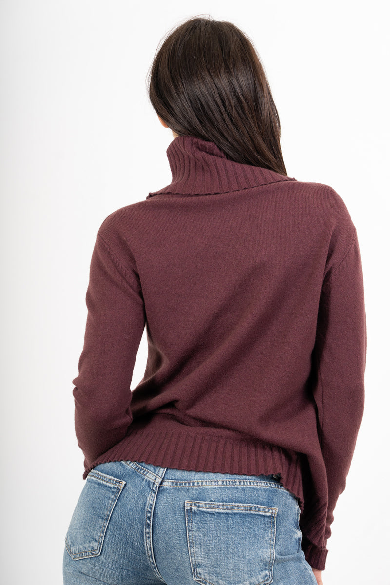 modella indossando Maglione over con collo alto in filato morbido e caldo colore