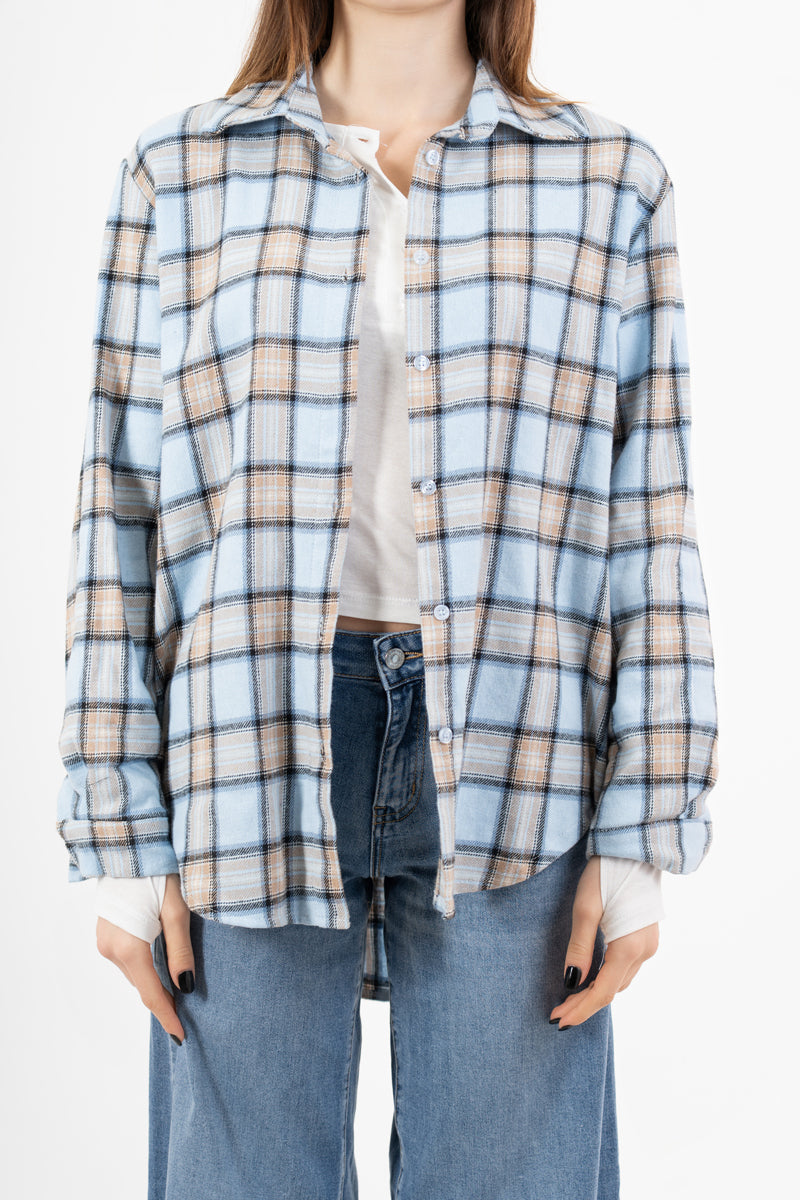 modella indossando Camicia over in flanella di cotone fantasia Soft Tartan colore Celeste Unica
