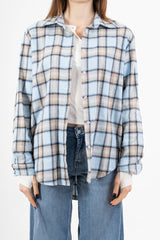 modella indossando Camicia over in flanella di cotone fantasia Soft Tartan colore Celeste Unica