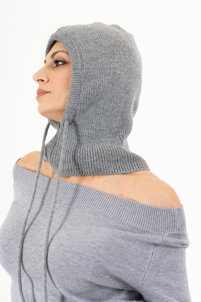 modella indossando Balaclava in maglia con coulisse regolabile Made in Italy colore