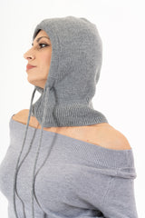 modella indossando Balaclava in maglia con coulisse regolabile Made in Italy colore