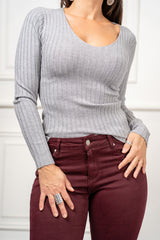 modella indossando Maglia Nadine a coste con scollo V colore