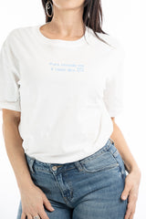 modella indossando T-shirt scritta “Pure secondo me è come dico io” colore Bianco-celeste Unica