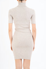 modella indossando Abito SoftDream dolcevita in viscosa elasticizzata colore