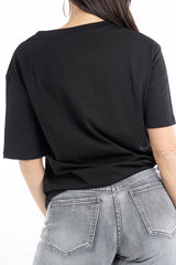 modella indossando T-shirt scritta “Anche secondo me ho ragione io” colore