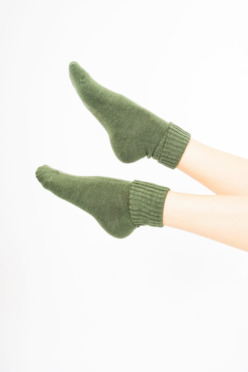 modella indossando Calze corte “Carezza” in filato morbido con bordo risvoltato colore Militare Unica