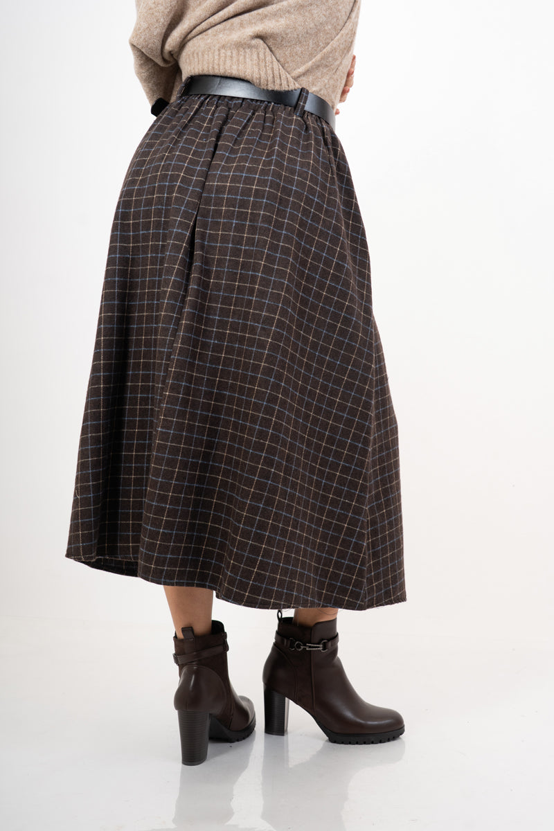 modella indossando Gonnellone lungo in flanella fantasia con cintura colore