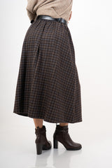 modella indossando Gonnellone lungo in flanella fantasia con cintura colore